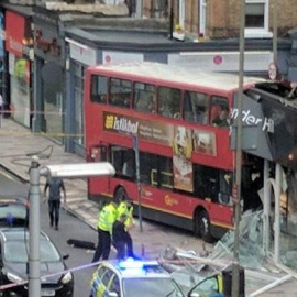 El autobus empotrado en Londres en una imagen distribuida en Twitter por el diario City AM / CITY AM