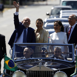 El presidente de Brasil, Luiz Inácio Lula da Silva, junto a la primera dama, el vicepresidente del país, Geraldo Alckmin, y su mujer, en la investidura del mandatario en Brasilia