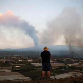 Un hombre observa la nube de cenizas del Cumbre Vieja, en La Palma.