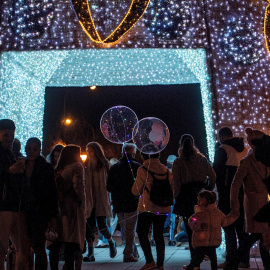 Varias personas disfrutan de la decoración navideña en el Parc de La Mar (Palma de Mallorca).