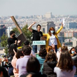 18/04/2021.- La candidata de Más Madrid a la Comunidad, Mónica García (c-d) junto con el líder del partido, Íñigo Errejón (c-i) celebran un acto apertura de campaña en el barrio de Vallecas este domingo. EFE/ David Fernández