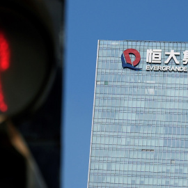 Un semáforo en rojo cerca del edificio donde tiene su sede el grupo chino Evergrande, en la localidad de Shenzhen, en la provincia de Guangdong. REUTERS/Aly Song