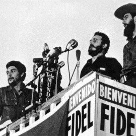 Fidel Castro pronuncia un discurso junto a Camilo Cienfuegos y Ernesto Che Guevara en La Habana (8 de enero de 1959) / AFP