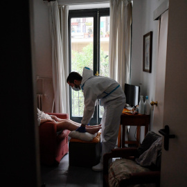 Un terapeuta atiende a una mujer en una residencia de Madrid.