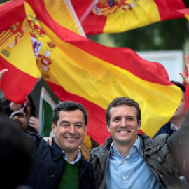 El presidente del PP, Pablo Casado, y el candidato de su partido a la presidencia de la Junta de Andalucía, Juanma Moreno (i), en la clausura de un acto de Nuevas Generaciones de Andalucía. EFE