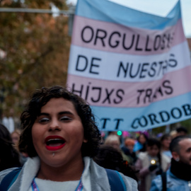 Varias personas marchan en una manifestación para exigir al PSOE "Ley Trans: derechos humanos, sin recortes, para todes", a 10 de diciembre de 2022, en Madrid.