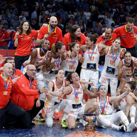 La selección española femenina de baloncesto posa con la copa tras revalidar el Eurobasket ante Francia. /EFE