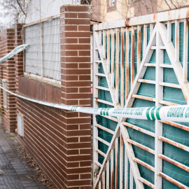 Dos agentes de la Guarida Civil ante un domicilio en el que se investiga un posible caso de violencia machista a 29 de diciembre de 2022