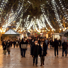 Barcelona ha dado este jueves la bienvenida a la campaña navideña con un espectáculo dirigido por Sol Picó llevado a cabo en la plaza del Born previo paso al encendido del alumbrado, al que este año se han destinado un 65 % más de recursos.