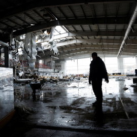 Un hombre en un edificio destruido por un ataque con misiles en Druzhkivka, Ucrania este 4 de enero de 2023.