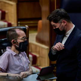 20/04/2021.- El portavoz de Unidas Podemos en el Congreso, Pablo Echenique, y el portavoz de ERC, Gabriel Rufián, conversan en una sesión plenaria en el Congreso. J. Hellín. POOL / Europa Press