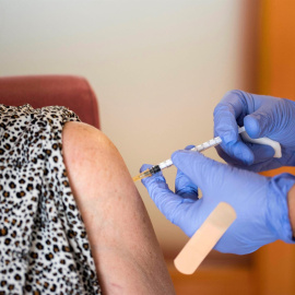 Una usuaria de una residencia en Mahón recibe la tercera dosis de la vacuna contra la covid-19.