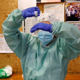 Profesionales sanitarios realizan test serológicos en el Casal de la Gent Gran Provençana de L'Hospitalet (Barcelona)