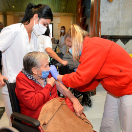Una residente del centro Santa Eugenia de la localidad palentina de Cevico de la Torre recibe la tercera dosis de la vacuna contra la covid-19 este viernes.