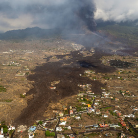 24/09/2021 La lava fluye alrededor de las casas tras la erupción de un volcán en la isla de La Palma
