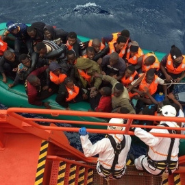 Llegan al puerto de almería las 31 personas rescatadas este martes por Salvamento Marítimo en el mar de Alborán. / EUROPA PRESS