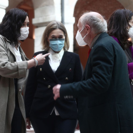 La presidenta de la Comunidad de Madrid, Isabel Díaz Ayuso, conversa con la ex consejera de Cultura de la Comunidad de Madrid y miembro de Ciudadanos, Marta Rivera de la Cruz, durante la recepción al artista plástico Antonio López (d), a 19 de abril d