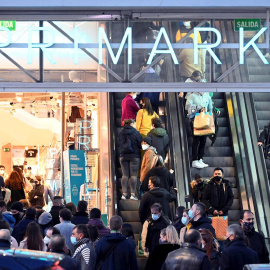 29/11/2020.- Vista del acceso a un establecimiento comercial en la madrileña Gran Vía, en el centro de Madrid.