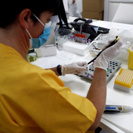 Una profesional trabaja en el área de Microbiología del Hospital Gregorio Marañón de Madrid.