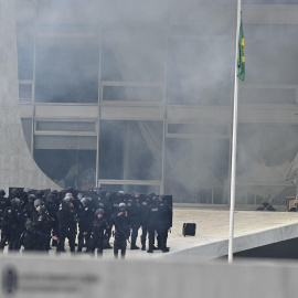 Policías antidisturbios accedieron este domingo al palacio presidencial de Planalto, sede del Gobierno de Brasil, que está tomado por cientos de seguidores radicales del expresidente Jair Bolsonaro, en Brasilia (Brasil).