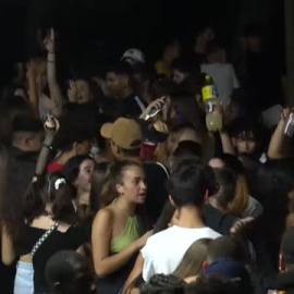 Nueva noche de macrobotellón en Barcelona con miles de jóvenes de fiesta