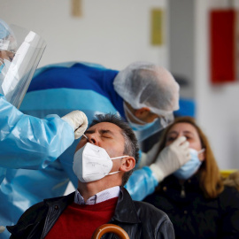 Personal sanitario realiza test de cribado masivo a la población de la localidad cordobesa de Montilla.