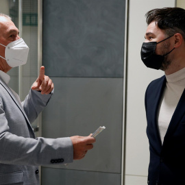 20/014/2021.- El portavoz de Compromís en el Congreso, Joan Valdoví (i), conversa con su homólogo de ERC, Gabriel Rufián, este martes en el ámbito de la reunión de la Junta de Portavoces del Congreso de los Diputados. EFE/J.J. Guillén