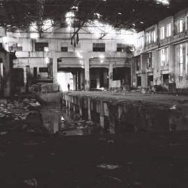 La fábrica en la que cientos de personas viven en la ciudad griega de Patras, frente al puerto.