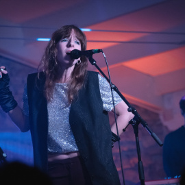 La cantante Tulsa durante una actuación en el Vermú Torero del Festival Actual 2024.