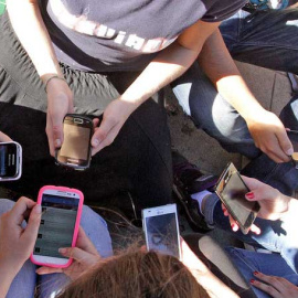 Un grupo de jóvenes utilizando móviles /APM