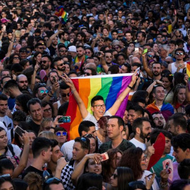 Asistentes al pregón que da inicio a las fiestas del Orgullo 2018 en Madrid. EFE/Santi Donaire