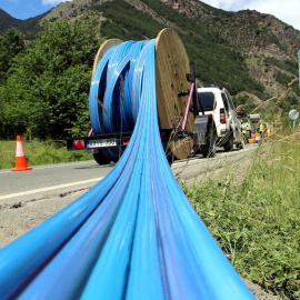 Desplegament de cable de fibra òptica a Llavorsí, al Pallars Sobirà.