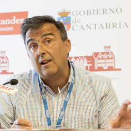 El director general de Oxfam Intermon, José María Vera,  durante la rueda de prensa que ha ofrecido en la Universidad Internacional Menéndez Pelayo (UIMP) en Santander. EFE/ROMÁN G. AGUILERA