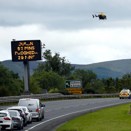 Una señal de aduana e impuestos especiales en una autopista cerca a la frontera entre Irlanda del Norte e Irlanda. REUTERS/ Clodagh Kilcoyne