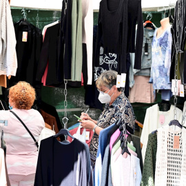 Uno de los puestos de ropa del Rastro, en Madrid, que recupera el 100% de los puestos de sus vendedores en las mismas ubicaciones que tenían antes de la pandemia.