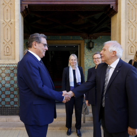 6/1/23 El alto representante de la Unión Europea para Asuntos Exteriores, Josep Borrell (d), saluda al presidente marroqui, Aziz Ajanuch, el pasado jueves en Rabat.