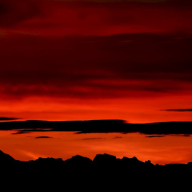 Perfil de los pirineos en una fotografía tomada desde El Perdón durante el amanecer.