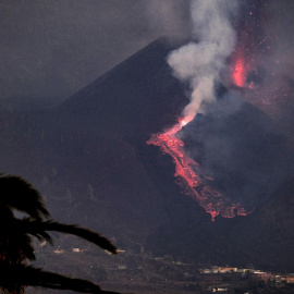 Tras pasar prácticamente medio día sin apenas actividad, este lunes 27 de septiembre de 2021 a las 18:45 la erupción del volcán Cumbre Vieja ha comenzado nuevamente a expulsar lava entre explosiones intermitentes.