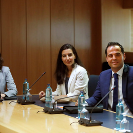 09/07/2019.- Los candidatos a presidir la Comunidad de Madrid, del Partido Popular, Isabel Díaz Ayuso (i), de Vox, Rocío Monasterio (c) y de Ciudadanos, Ignacio Aguado (d), durante la reunión que mantienen de esta tarde en la Asamblea de Madrid. EFE/ C