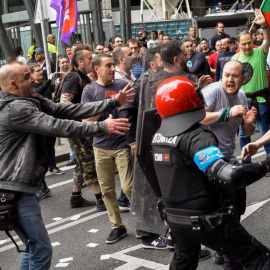 Cargas de la Ertzaintza contra huelguistas del sector del Metal en Bilbao / Miguel Toña (EFE)