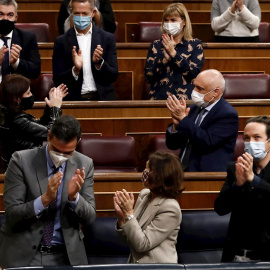 03/12/2020.- El presidente del Gobierno, Pedro Sánchez, aplaude la intervención de la portavoz socialista, Adriana Lastra, este jueves durante el pleno del Congreso con el que los Presupuestos de 2021 concluyen su trámite en la Cámara Baja y los acuer