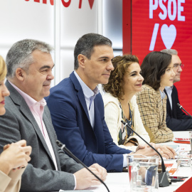 Pedro Sánchez, junto con otros integrantes de la Ejecutiva del PSOE como Pilar Alegría, Santos Cerdán, María Jesús Montero, Andrea Fernández y Javier Izquierdo.