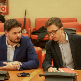 El portavoz de ERC en el Congreso de los Diputados, Gabriel Rufián; y el diputado de Más País, Íñigo Errejón, en una sesión de la Comisión Constitucional del Congreso de los Diputados. E.P./Ricardo Rubio