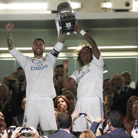 Los capitanes del Real Madrid Sergio Ramos (i) y el brasileño Marcelo Vieira levantan la Supercopa de España. EFE