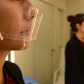 Imagen de unas mascarilla transparente de PVC