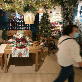 Una mesa de navidad montada para seis personas.