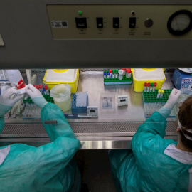 Personal sanitario trabaja con muestras positivas de la covid-19 en el laboratorio de un hospital.