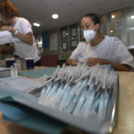 Los sanitarios se preparan para la vacunación de la tercera dosis en la Residencia La Mixta de Gijón.