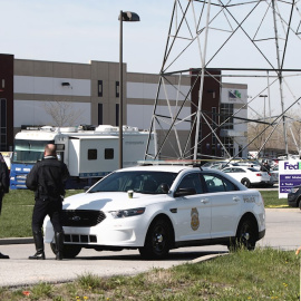 La policía de Indianápolis vigila la entrada a una instalación de FedEx, donde un pistolero había abierto fuego en Indianápolis, Indiana.