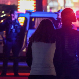 Jessica Adams, residente de Boulder, y su hija Ruby Lopez llevan flores al lugar de un tiroteo en Boulder, Colorado, Estados Unidos.